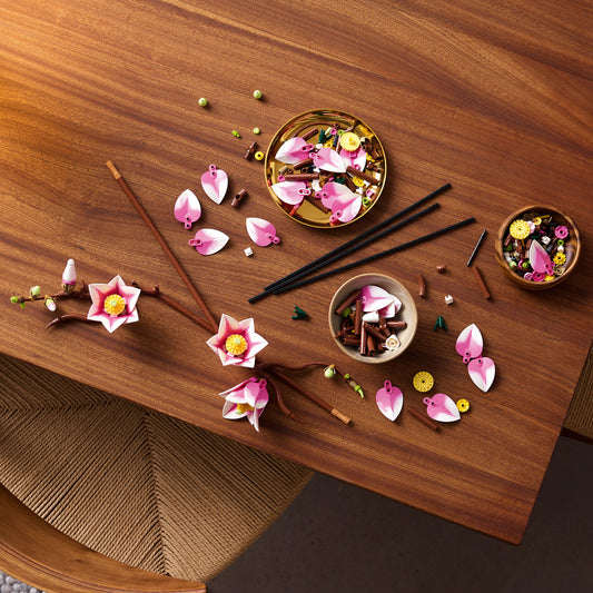 LEGO Botanicals Magnoliatakken – Bouwpakket voor Volwassenen met Nepbloemen – 5 Magnolia’s Kunstbloemen – Slaapkamer- of Woonkamerdecoratie – DIY Cadeau voor Vrouwen – 11510