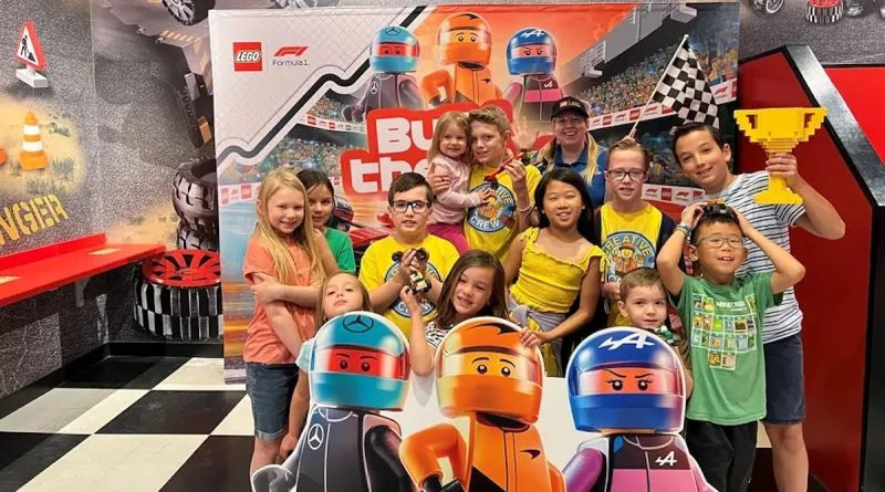 Mini-LEGO-bouwers vestigen nieuw wereldrecord met van stenen gebouwde auto's