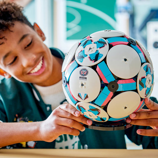 LEGO Editions Voetbal – 3D-Display Bouwpakket voor Kinderen met Interactief Mini-Stadion – Verjaardagscadeau voor Jongens, Meisjes en Voetbalfans vanaf 10 Jaar – 43019