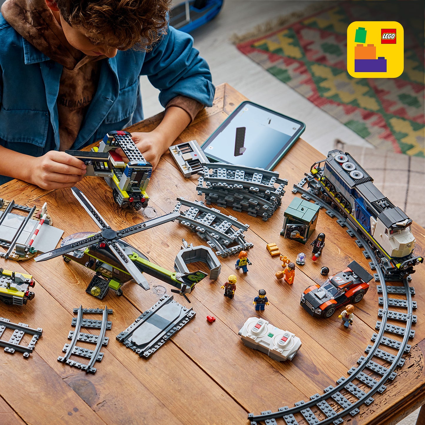 LEGO City Overval op Politietrein Speelgoed voor Kinderen - Trein Bouwpakket met Ovaal Spoor, Helikopter, Rallyauto en 6 Minifiguren - Verjaardagscadeau voor Jongens vanaf 7 Jaar - 60508