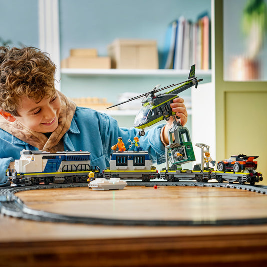 LEGO City Overval op Politietrein Speelgoed voor Kinderen - Trein Bouwpakket met Ovaal Spoor, Helikopter, Rallyauto en 6 Minifiguren - Verjaardagscadeau voor Jongens vanaf 7 Jaar - 60508