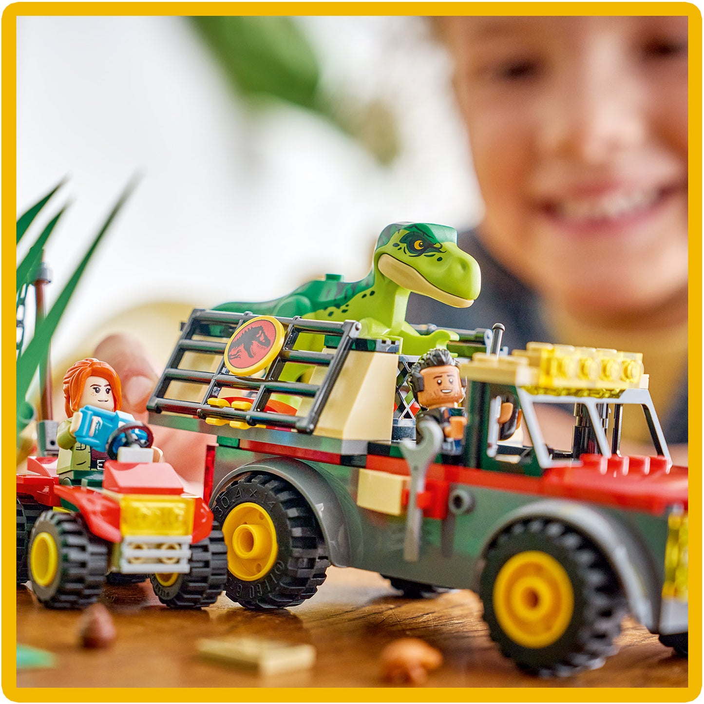 LEGO Jurassic World Jonge T. Rex Transporttruck - Speelgoed Dinosaurus voor Kinderen - Bouwpakket met T. Rex Figuur, 2 Minifiguren en Terreinwagen - Cadeau voor Jongens en Meisjes vanaf 4 Jaar 77978