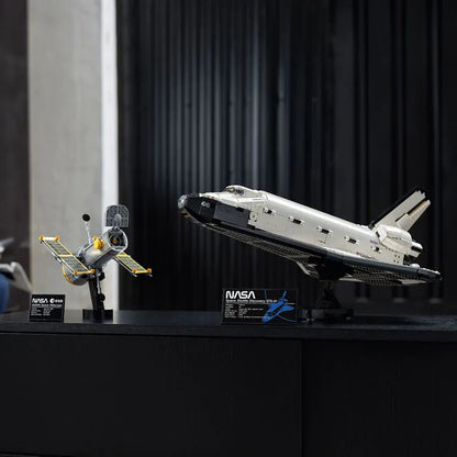 LEGO Space Shuttle Discovery 10283 Creator Expert (€. 15,00 per week + €. 50,00 borg)