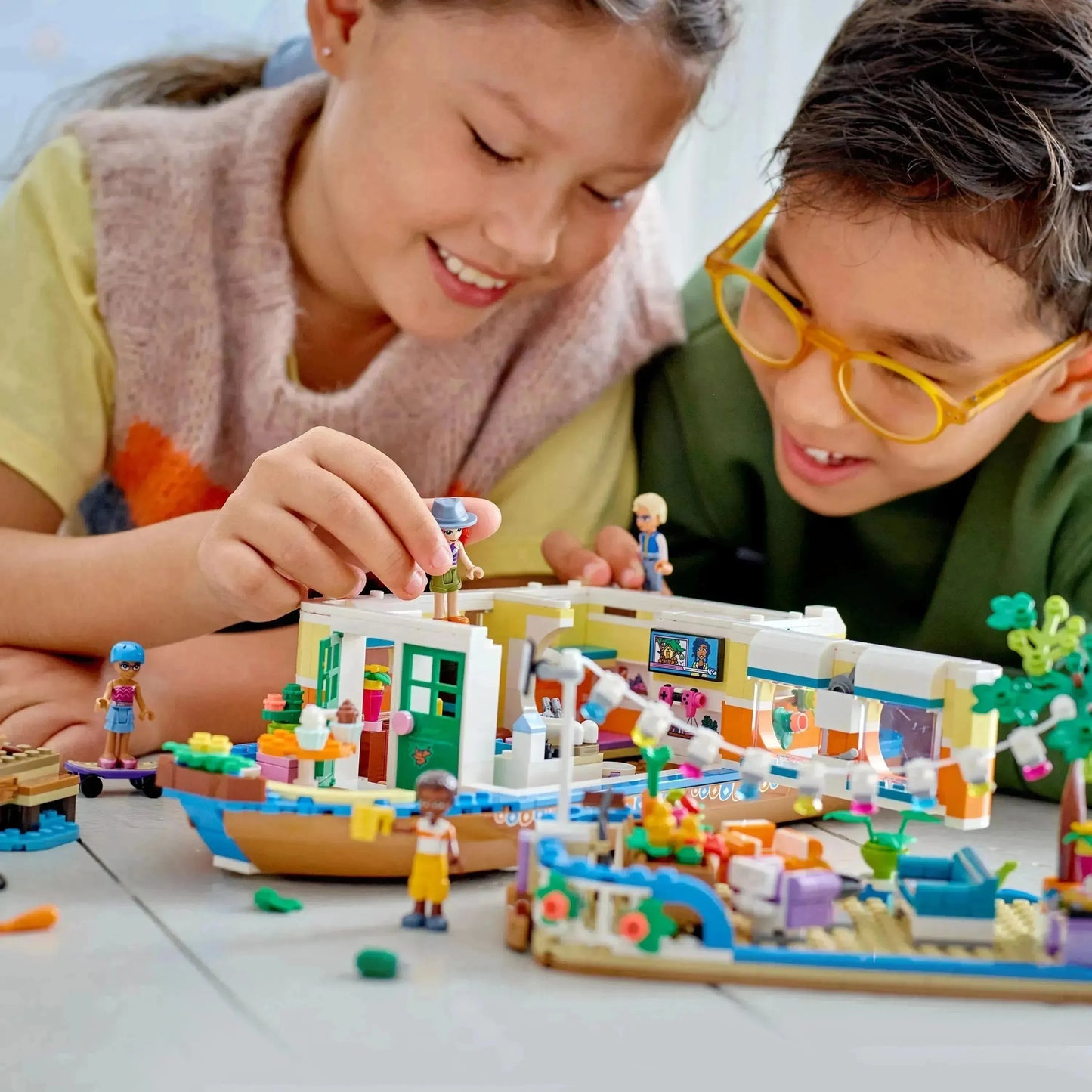 LEGO Woonboot op het kanaal 41702 Friends