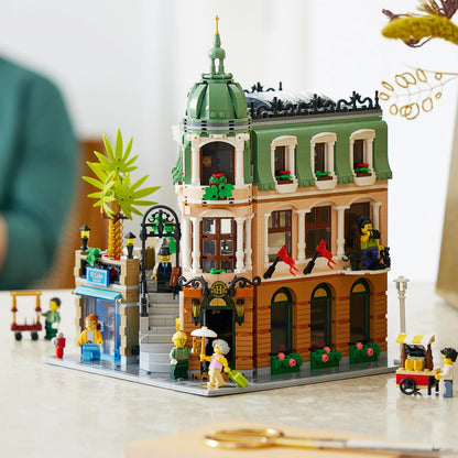 LEGO Boetiekhotel 10297 Creator Expert (€. 15,00 per week + €. 50,00 borg) LEGO ICONS @ 2TTOYS | Official LEGO shop😊🥰 LEGO €. 15.00